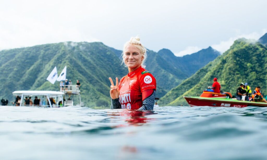 Tati Weston-Webb vira bateria no Taiti e assegura vaga no WSL Finals