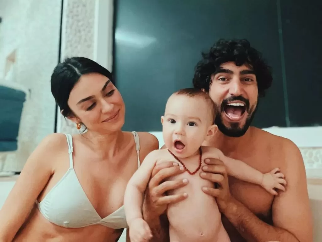 Thaila Ayala e Renato Góes compartilham foto com filho: “banheira em família”