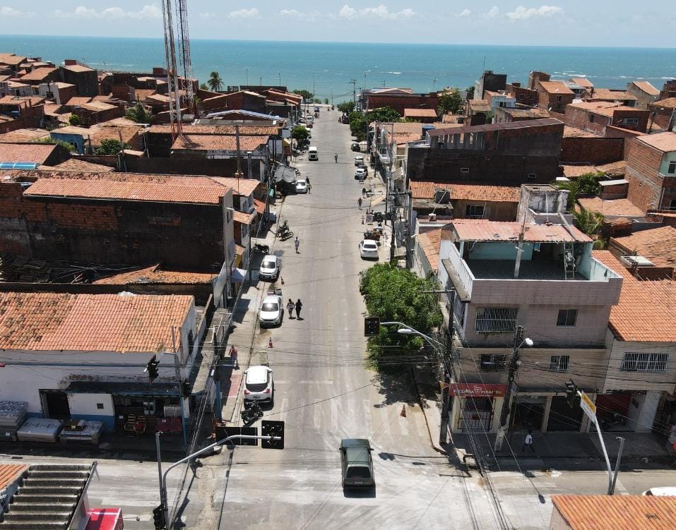 Trecho da Av. Dr. Theberge, em Fortaleza, é bloqueado para viabilizar obras de requalificação viária