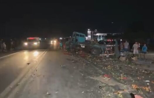 Três pessoas morrem em acidente entre caminhão e ônibus em Coreaú