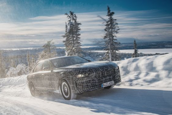 Sedan elétrico da BMW faz teste na neve