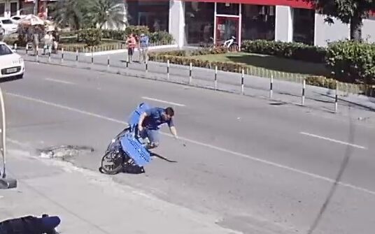 Buraco causa transtornos e acidentes na Avenida Gomes de Matos em Fortaleza