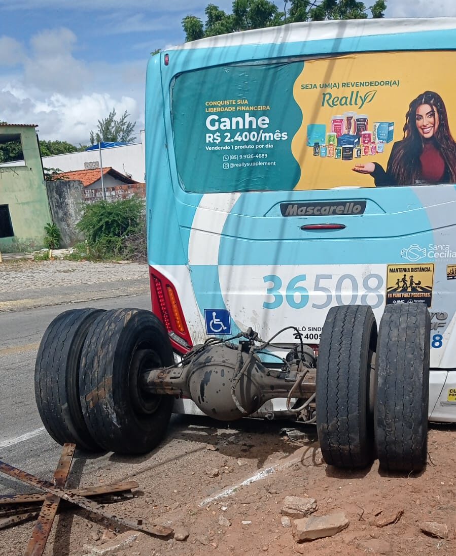 Ônibus perde eixo traseiro na Av. Eng Luiz Viera quando ia sentido a Praia do Futuro