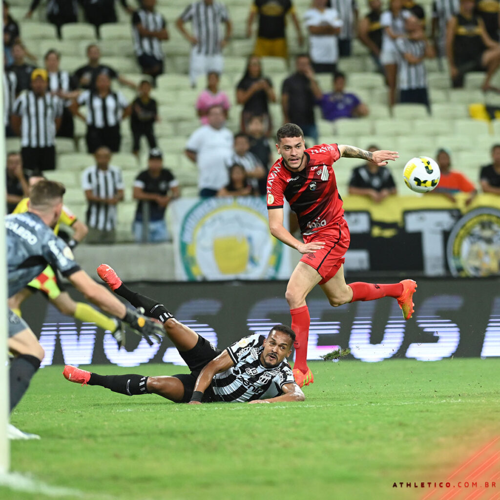 Ceará empata com o Athletico-PR e completa 6° jogo sem vitória na Série A