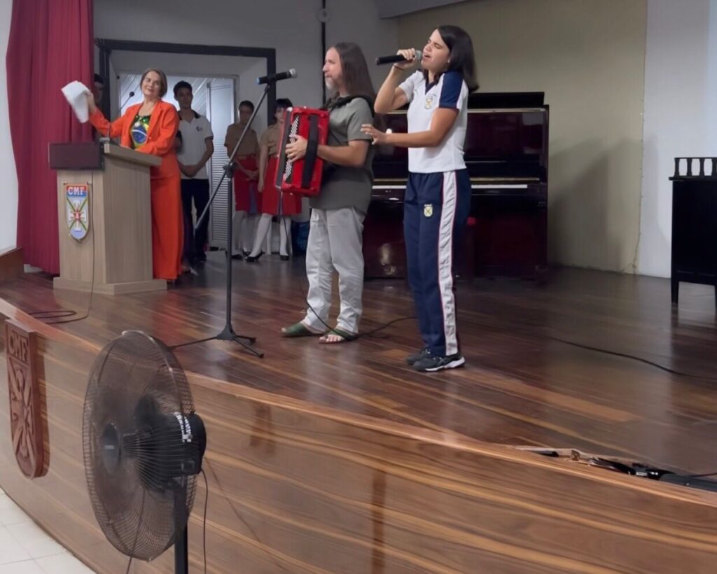 Filha do cantor Dorgival Dantas solta a voz em apresentação