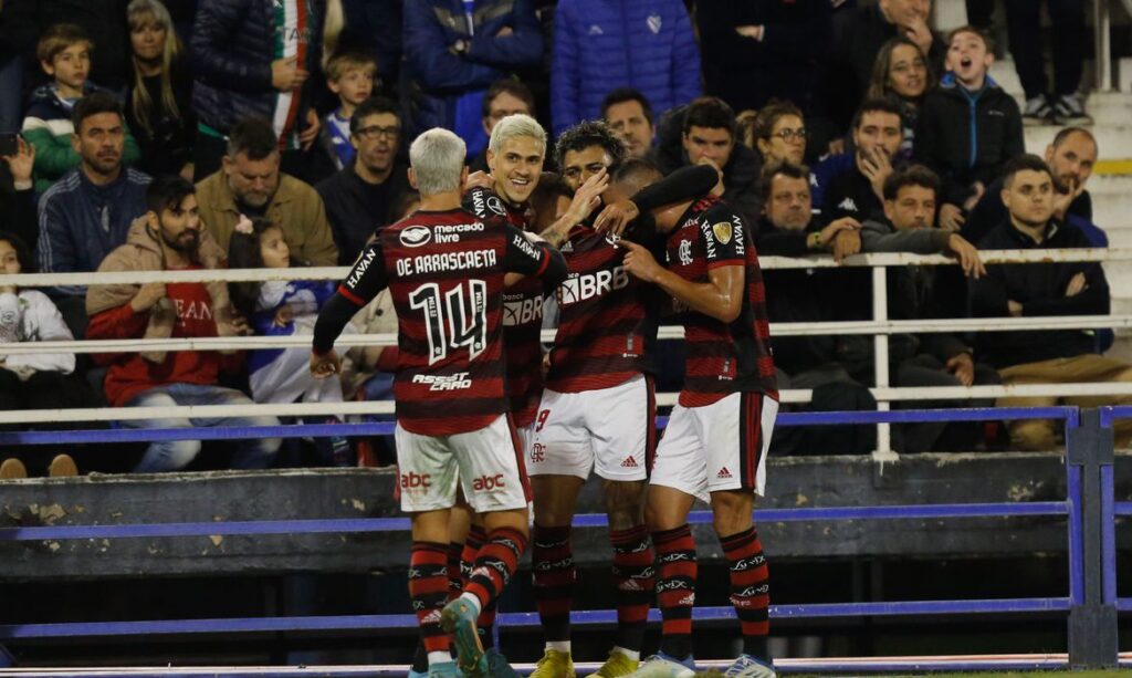 Próximo adversário do Ceará, Flamengo goleia o Vélez e fica perto da final