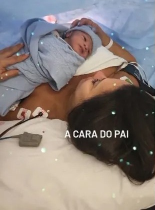 “A cara do pai”, diz sogra de Viviane Araújo em foto do neto recém-nascido