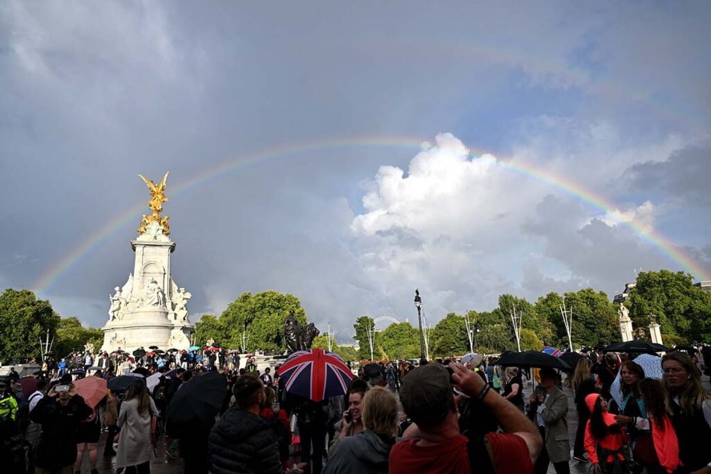 Arco-íris aparece no céu de Londres em meio à despedida da rainha Elizabeth II