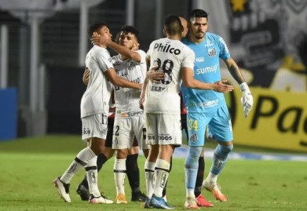 Assista ao jogo Santos x Athletico hoje (27) pelo Campeonato Brasileiro