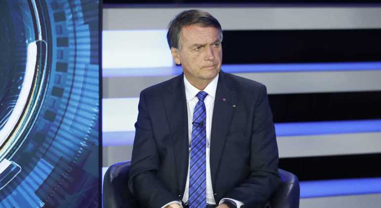 Bolsonaro critica Lula e promete aumento real para o salário mínimo em sabatina da Record TV