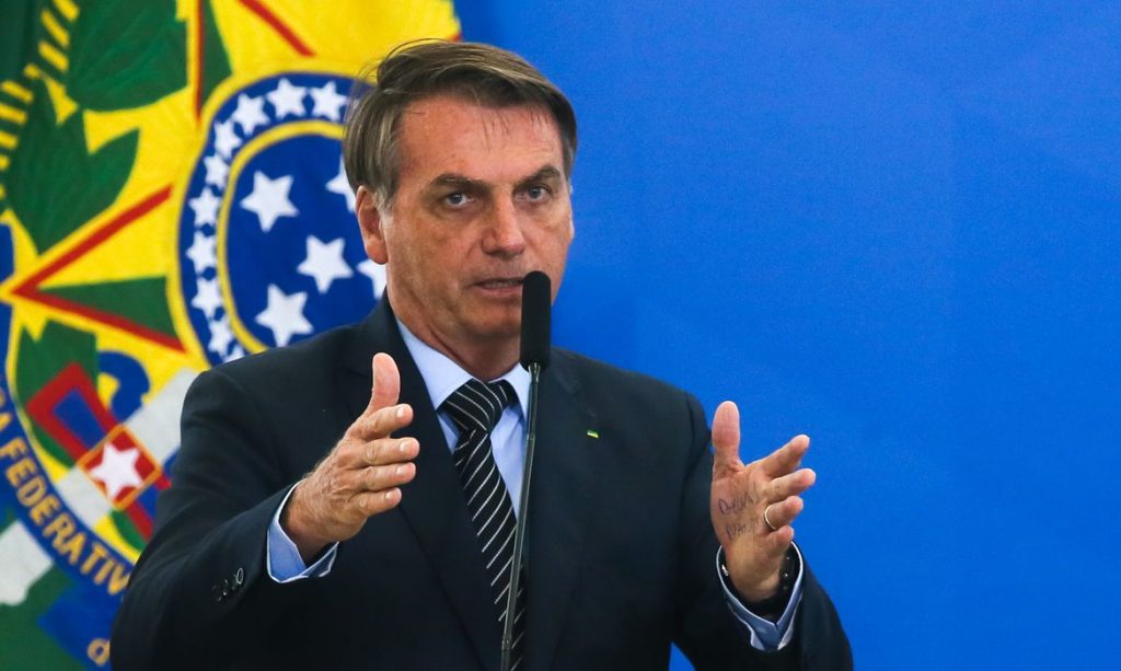 Bolsonaro diz que, se não for reeleito, vai “passar a faixa e se recolher”