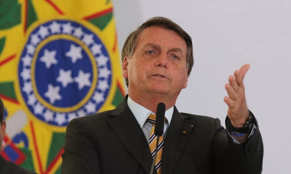 Bolsonaro questiona reportagem sobre imóveis comprados em dinheiro vivo: “qual o problema?”