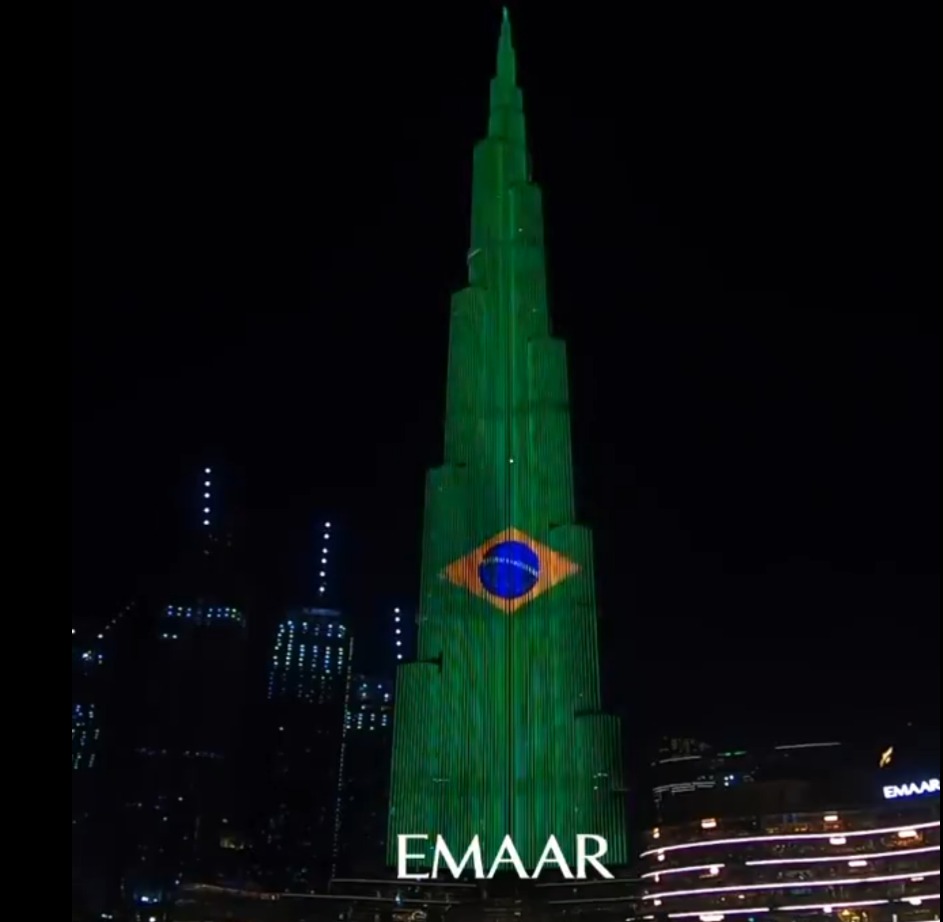 Burj Khalifa, prédio mais alto do mundo, ganhou as cores da bandeira do Brasil em 2020