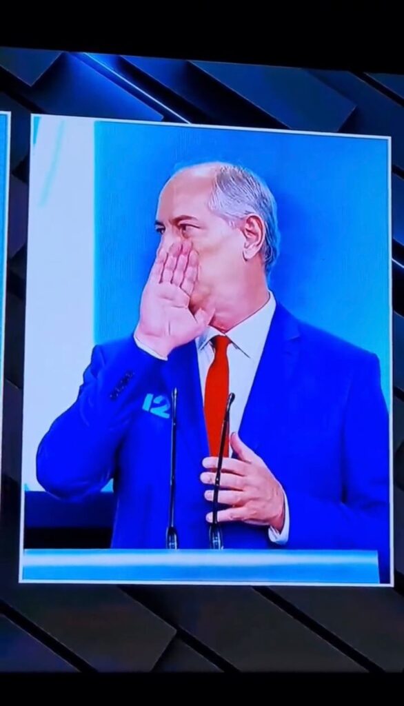 Câmera flagra Ciro Gomes cochichando com Bolsonaro durante debate