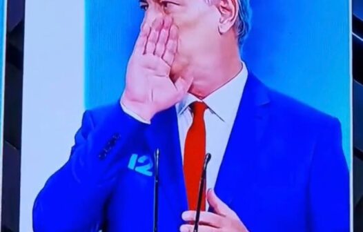 Câmera flagra Ciro Gomes cochichando com Bolsonaro durante debate