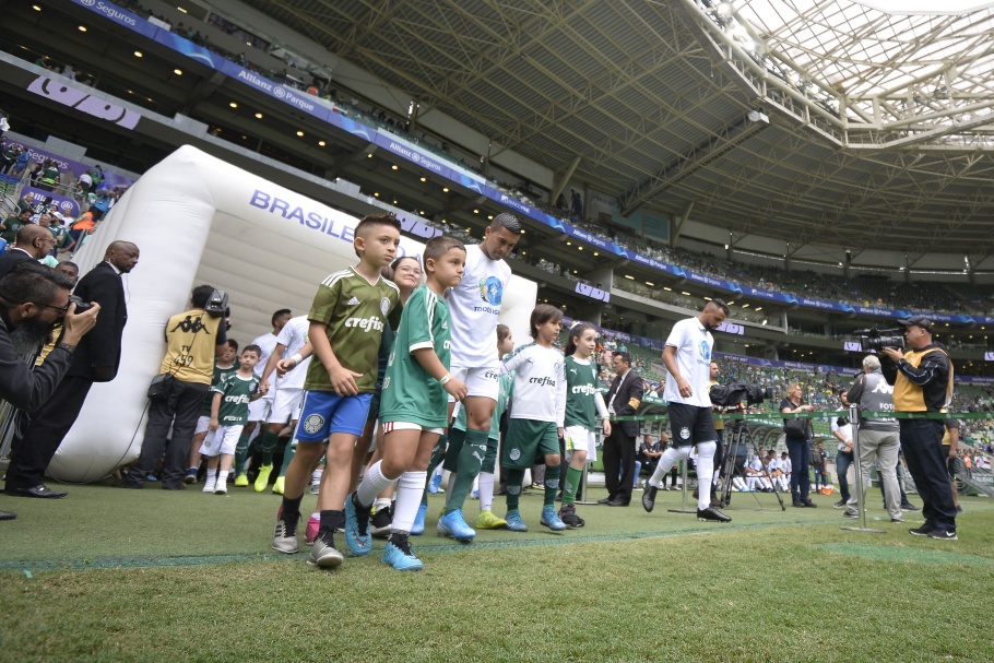 CBF volta a autorizar entrada de jogadores com crianças antes de partidas de futebol