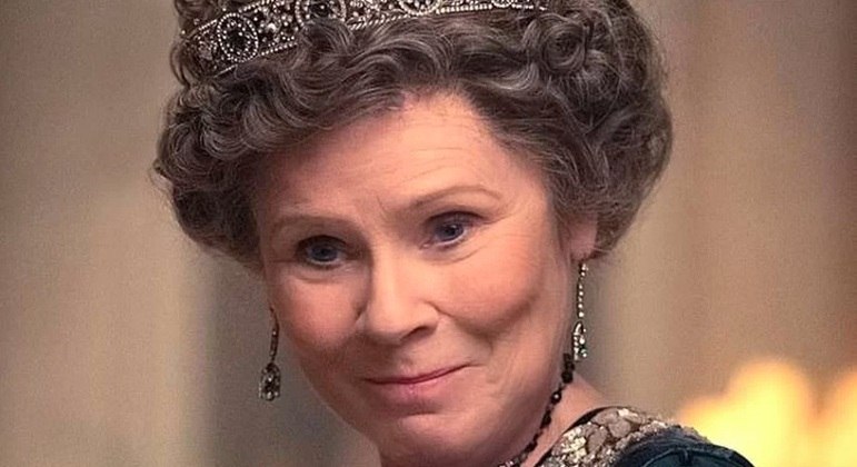 Criador da série ‘The Crown’ lamenta morte da rainha Elizabeth 2ª e sinaliza pausa em gravações