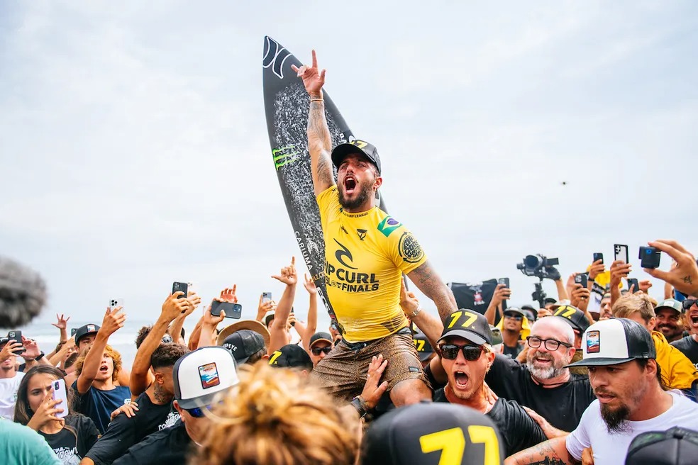 Em final brasileira, Filipinho desbanca Italo Ferreira e vence Mundial de Surfe