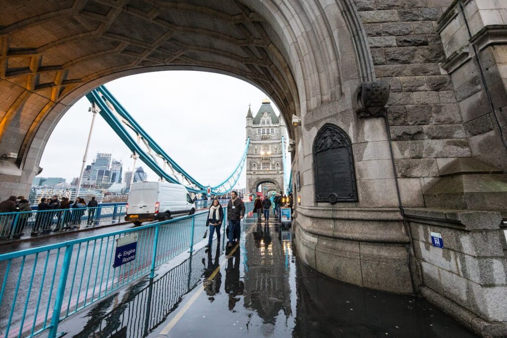 Empresas paradas, procedimentos suspensos e “luto coletivo”, descreve brasileira em Londres