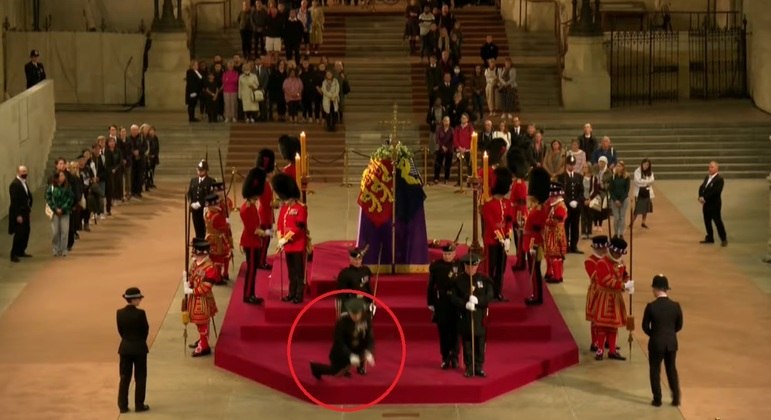 Guarda real desmaia durante velório de rainha Elizabeth II