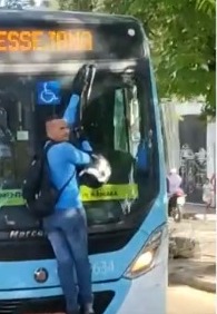 Homem se agarra em ônibus após ter motocicleta danificada em Fortaleza