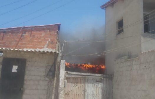 Incêndio atinge casas na Praia do Futuro, em Fortaleza