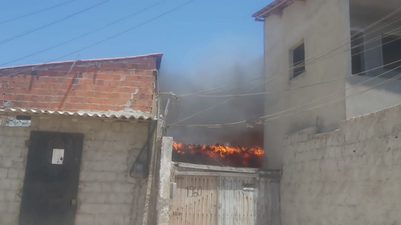 Incêndio atinge casas na Praia do Futuro, em Fortaleza