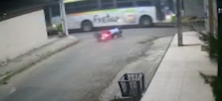 Jovem morre após colisão entre motocicleta e ônibus em Maracanaú