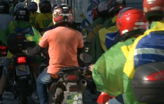 Manifestantes pró-Bolsonaro fazem carreata em Fortaleza e se reúnem na Praça Portugal