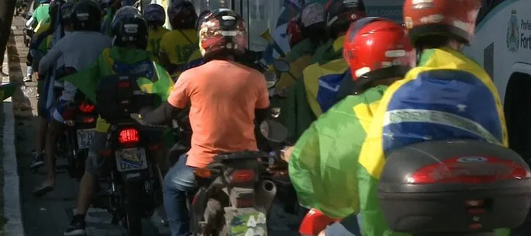 Manifestantes pró-Bolsonaro fazem carreata em Fortaleza e se reúnem na Praça Portugal