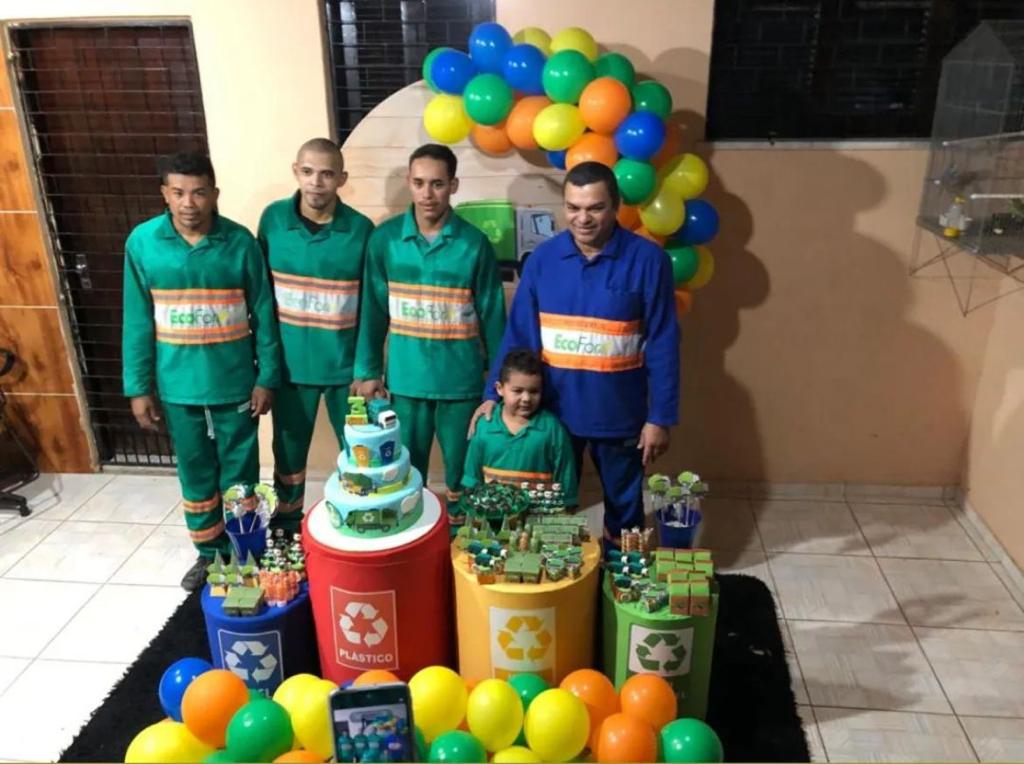 Menino de 3 anos faz festa com tema “Gari” para comemorar aniversário