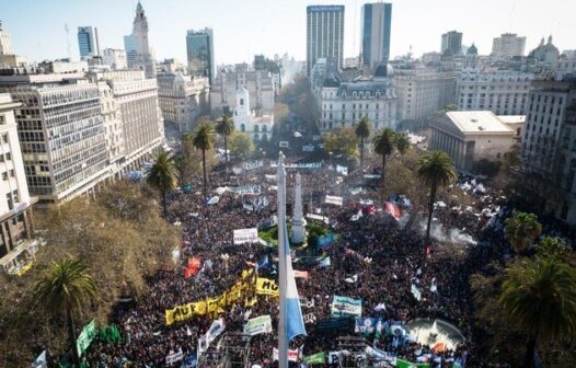 Milhares se reúnem nas ruas de Buenos Aires em protestos contra ataque a Cristina Kirchner