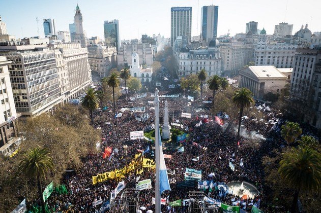 Milhares se reúnem nas ruas de Buenos Aires em protestos contra ataque a Cristina Kirchner