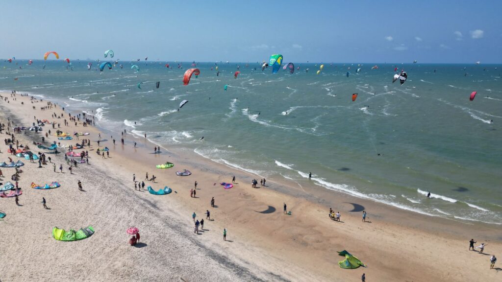 Novo recorde de kitesurfistas velejando no mar é batido na praia de Cumbuco