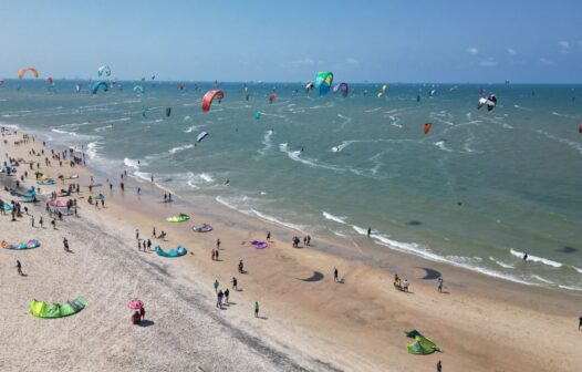 Novo recorde de kitesurfistas velejando no mar é batido na praia de Cumbuco