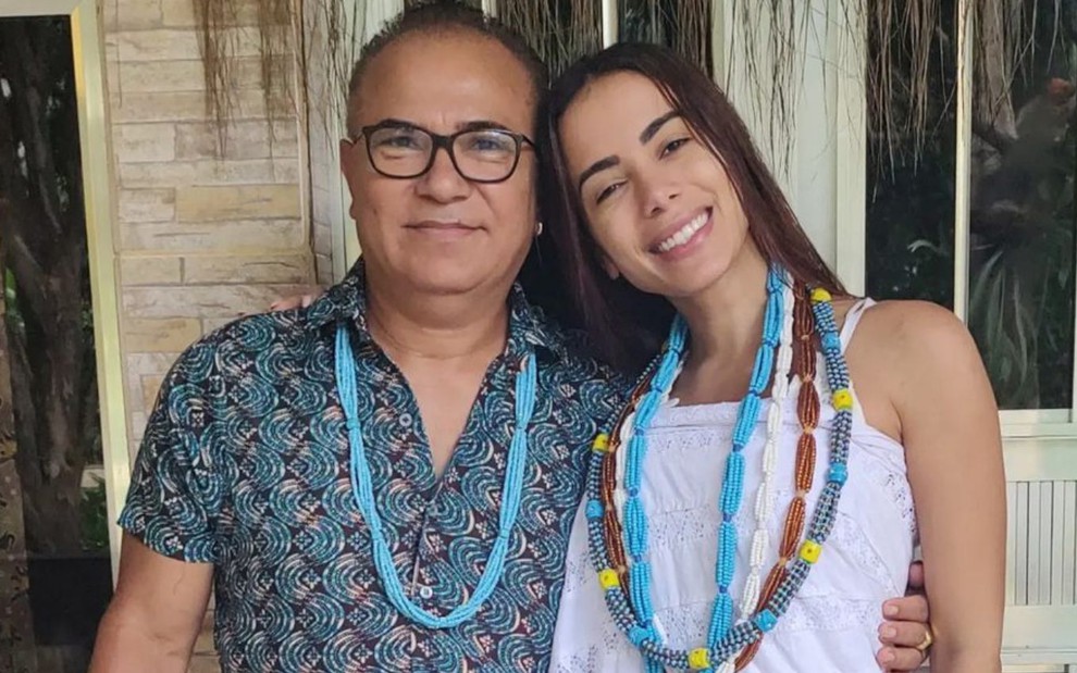 Pai de santo de Anitta declara apoio a Bolsonaro. Assista