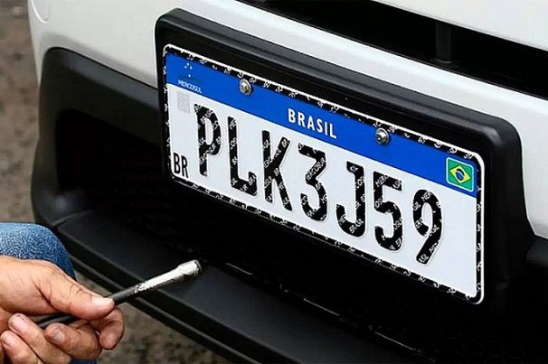 Placa Mercosul começa a ter mudanças nos estados contra onda de clonagens