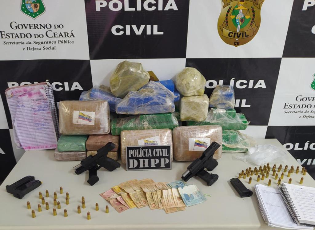 Polícia apreende 22 quilos de drogas e armas no bairro Coaçu, em Fortaleza