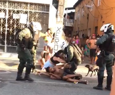 Policiais agridem mulheres durante abordagem em Fortaleza; veja vídeo