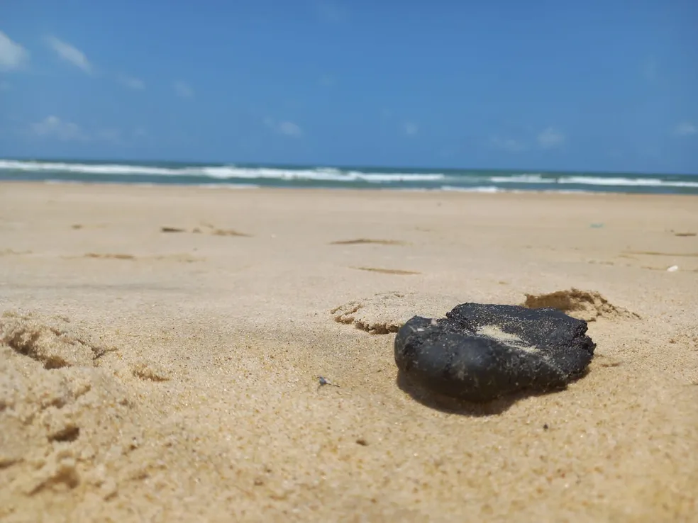 Praias do Ceará são atingidas por manchas de óleo, informa Semace