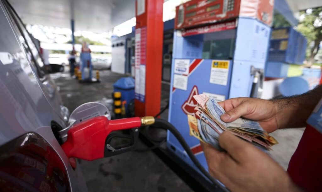 Preço do litro de gasolina varia de R$ 4,86 e R$ 5,99 no Ceará