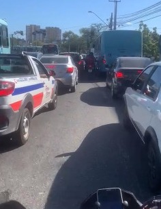 Semáforos apresentam instabilidade e trânsito fica congestionado na Parangaba, em Fortaleza