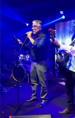 Senador Eduardo Girão canta música de Renato Russo e ataca STF