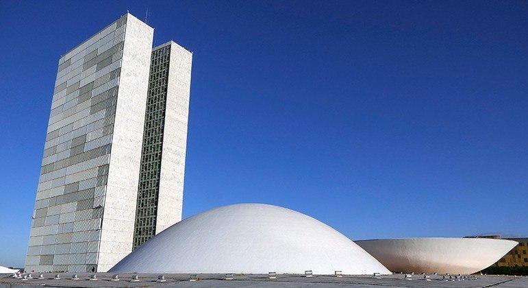 Senadores sugerem usar orçamento secreto para bancar piso da enfermagem