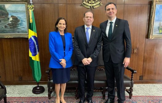 Suplente de Cid Gomes, Júlio Ventura toma posse no Senado; Izolda marca presença em cerimônia