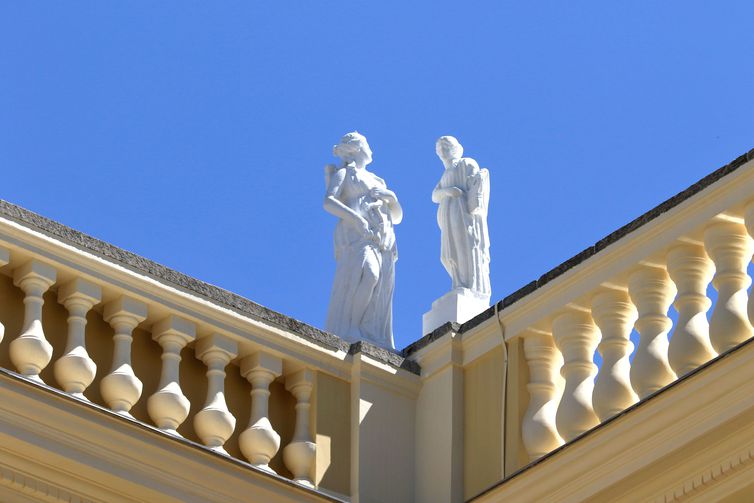 Quatro anos após o incêndio que destruiu grande parte do acervo e do edifício do Museu Nacional, a fachada principal da sede foi inteiramente restaurada e apresentada hoje (2). A partir de amanhã (3), o museu conta com intensa programação cultural e o público poderá, pela primeira vez desde a tragédia, se aproximar do edifício. O cronograma de obras segue até 2027, quando a reforma deverá ser concluída e museu completamente reaberto. 