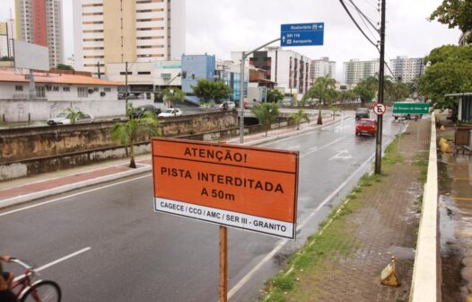 Trecho da Av. Eduardo Girão, em Fortaleza, é bloqueado para viabilizar obras da Cagece