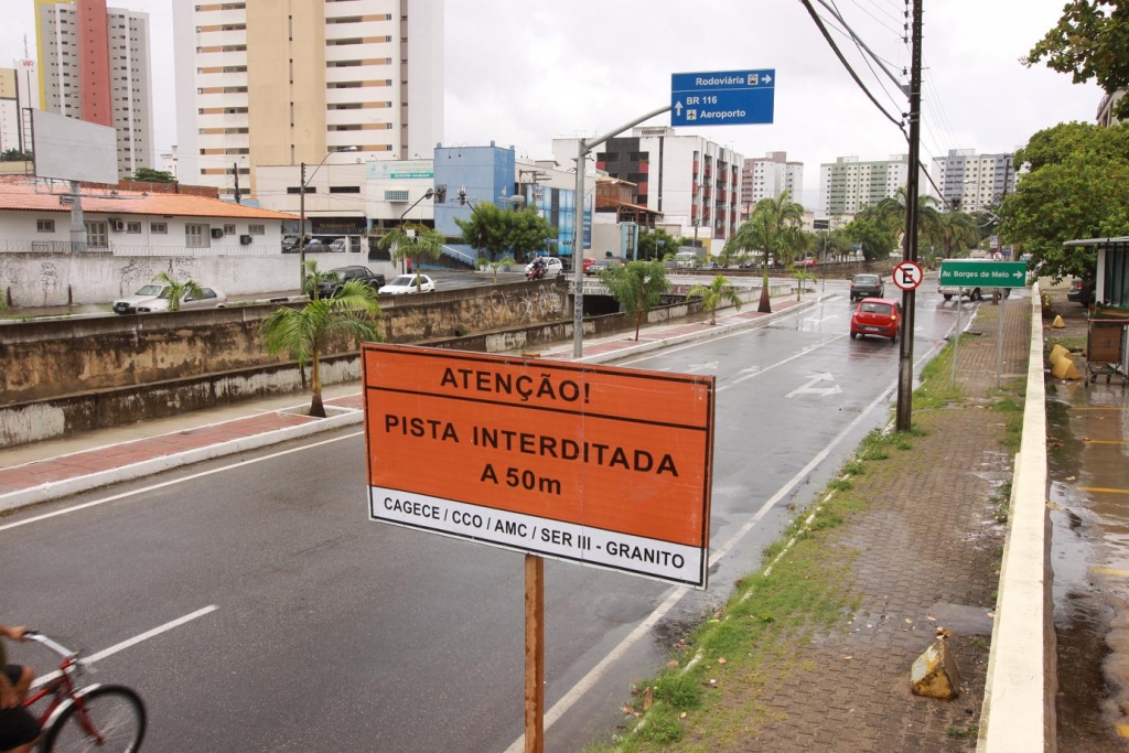 Trecho da Av. Eduardo Girão, em Fortaleza, é bloqueado para viabilizar obras da Cagece