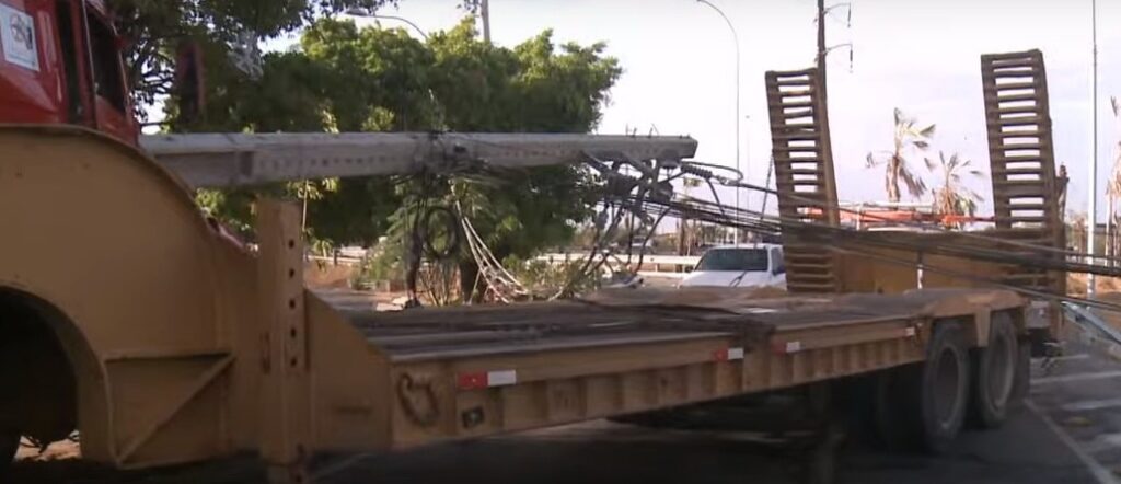 Trecho da Av. Raul Barbosa é bloqueado após caminhão bater em poste