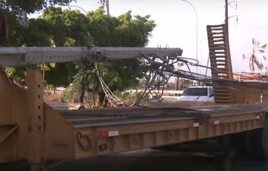 Trecho da Av. Raul Barbosa é bloqueado após caminhão derrubar poste